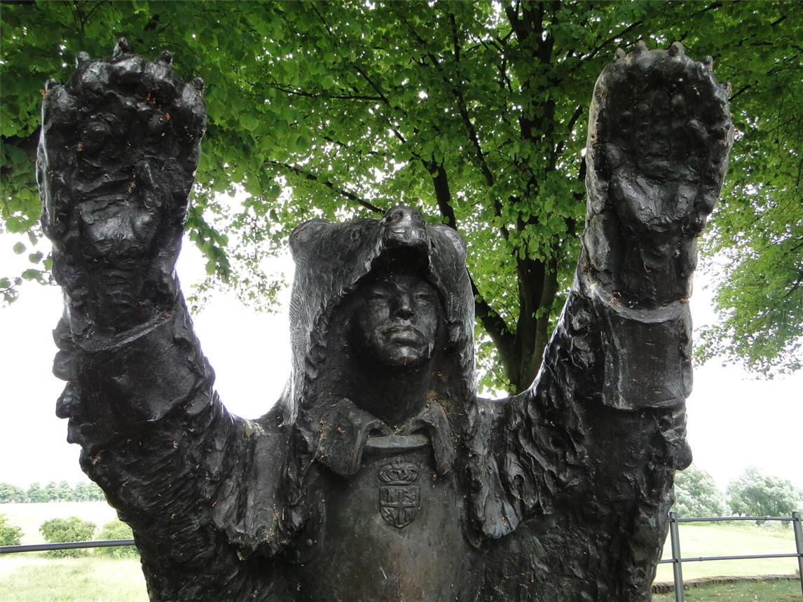 Die Bärenskulptur eines spanischen Offiziers in Rees. Foto: Ressa