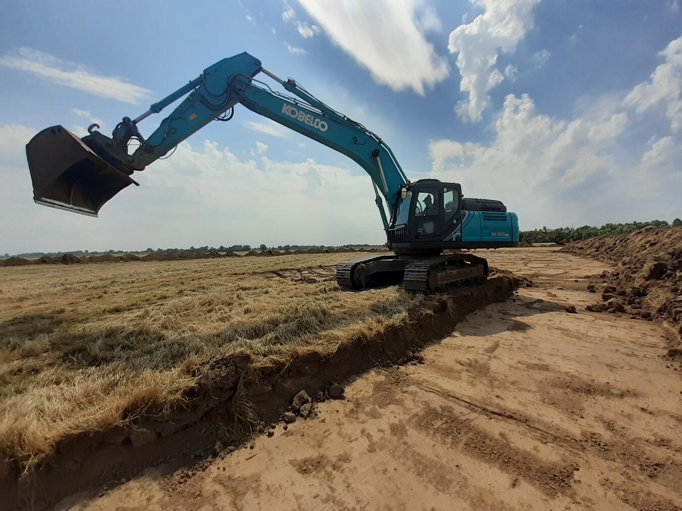 Bagger im Einsatz für Naturschutzprojekt LIFE-Wiesenvögel NRW, Förderung der Artenvielfalt.
