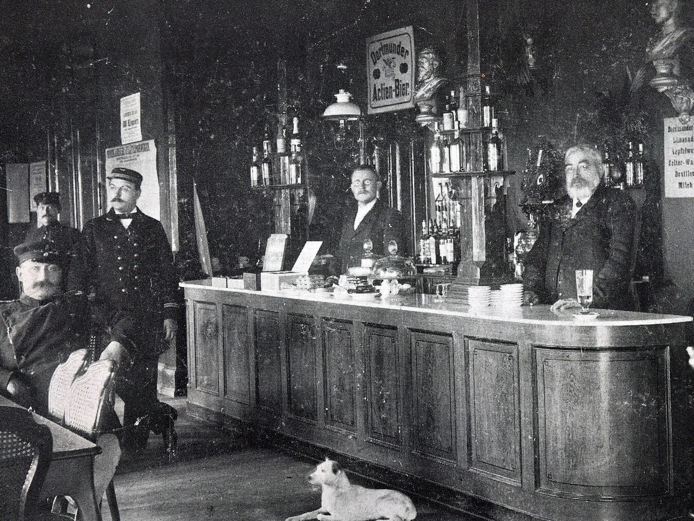 "Historische Bahnhofsgaststätte 1900er, Mahler Kaffee Pause, nostalgische Architektur"