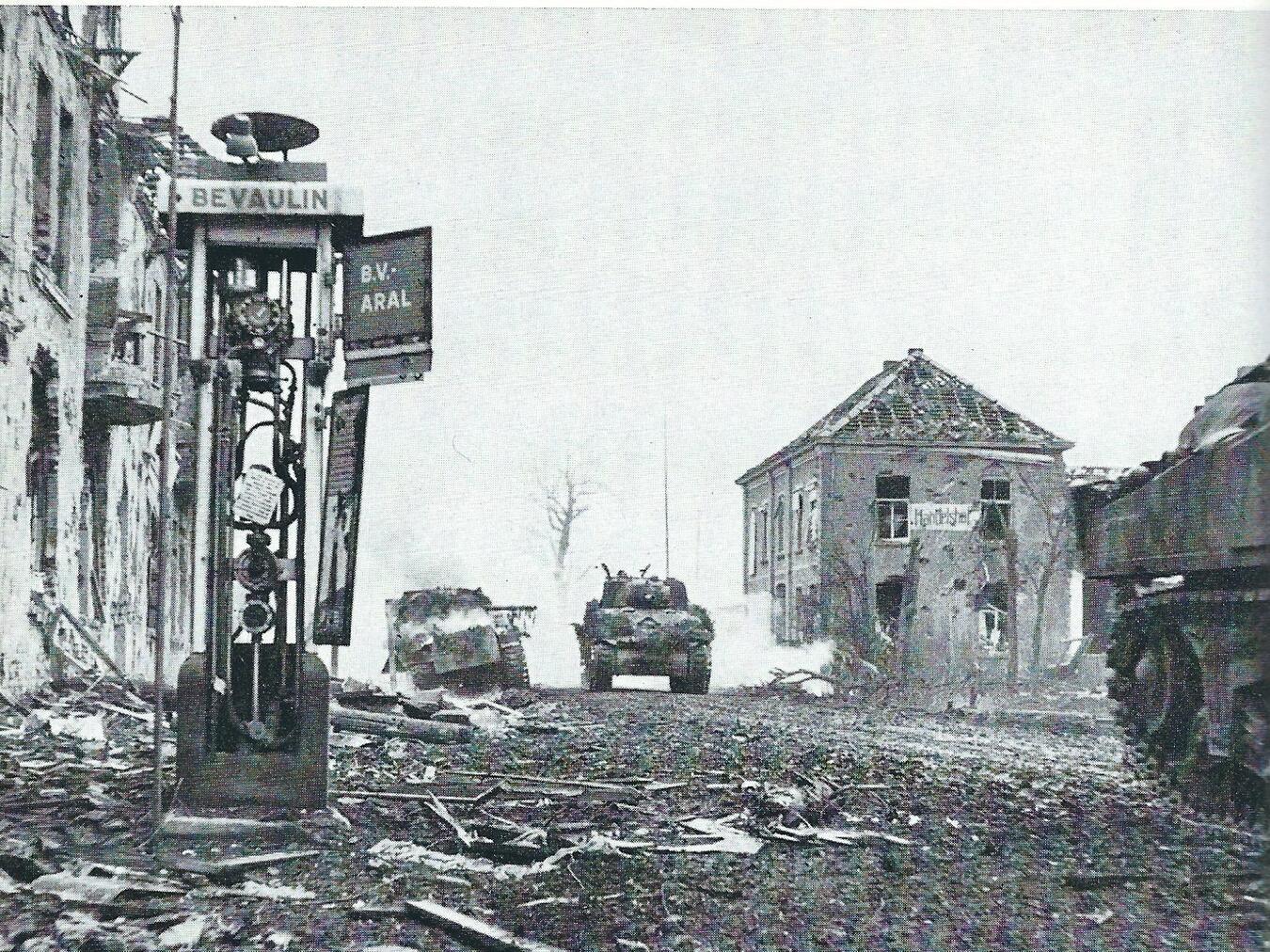 Die Bahnhofstraße in Uedem mit dem zerstörten Handelshof im Hintergrund. Foto: privat
