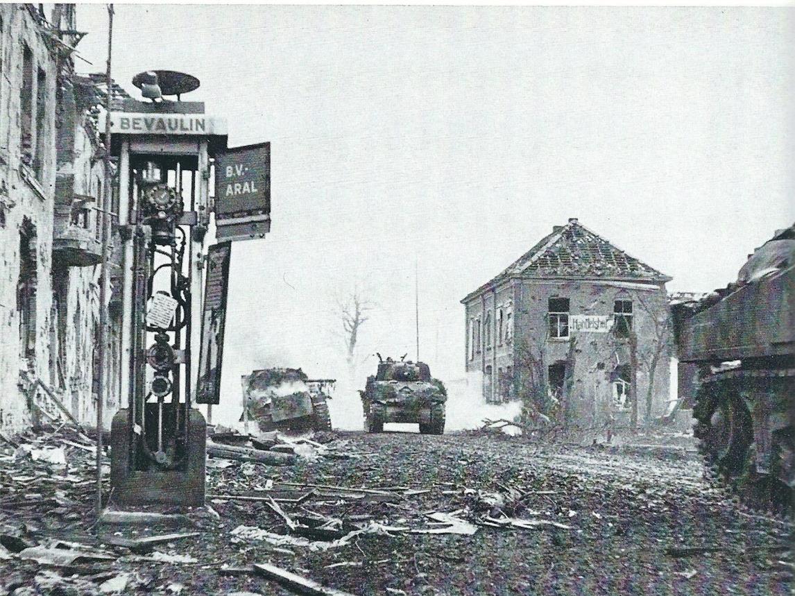 Die Bahnhofstraße in Uedem mit dem zerstörten Handelshof im Hintergrund. Foto: privat