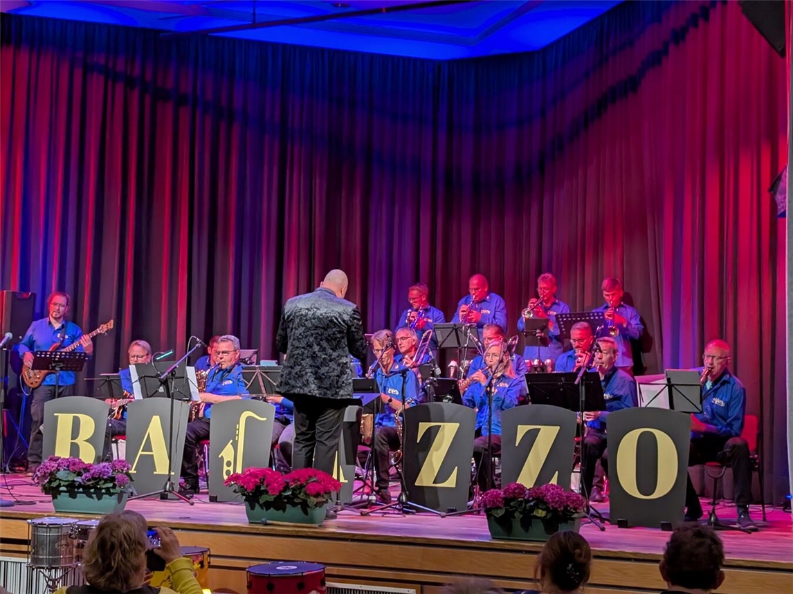 "Bajazzo Bigband live im Bürgerhaus Rees, Konzertauftritt, Jazzmusik, Musiker auf Bühne"