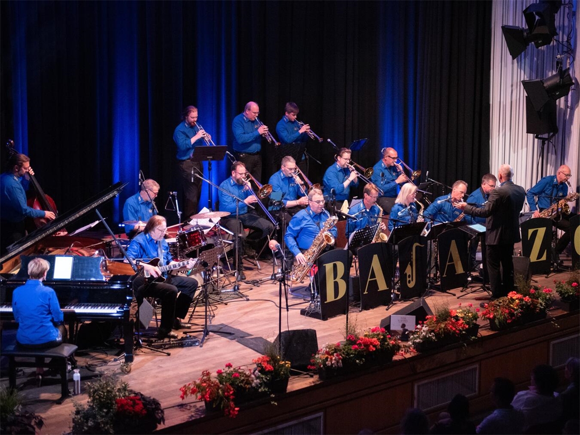 "Bajazzo Bigband spielt im Reeser Bürgerhaus, Jazz-Konzert, Musiker auf Bühne, Live-Auftritt"