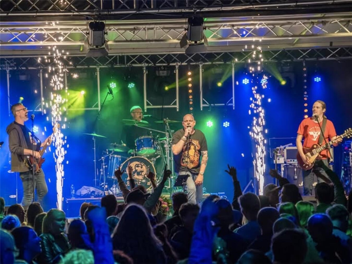 "Live-Auftritt der Band Bite the Bullet im Culucu, rockt in den Mai, Konzertfoto"