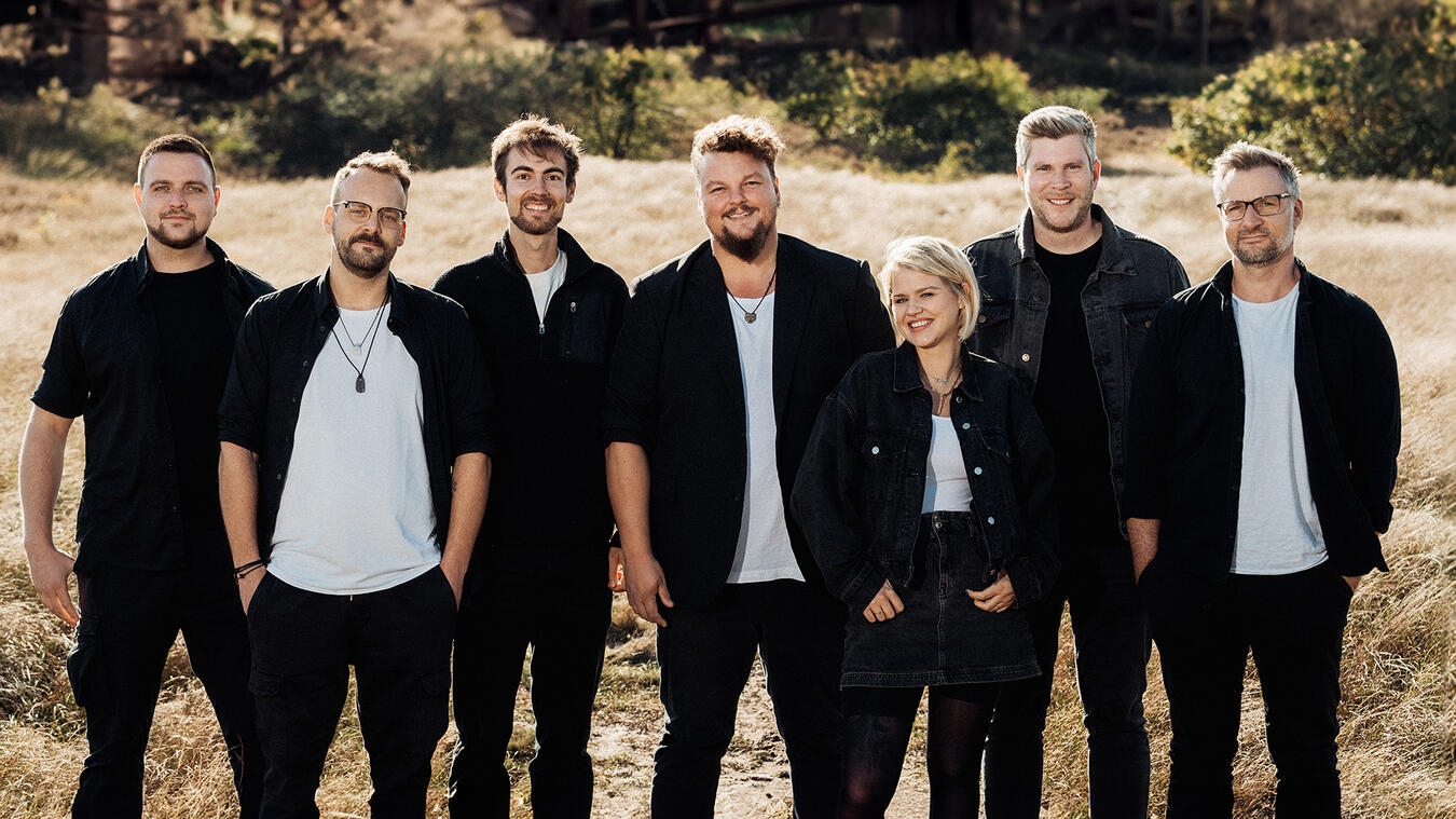 "Fairground Funhouse Band spielt live auf Sportplatz Broekhuysen, fröhliche Stimmung, Musik-Event, Open-Air-Konzert."