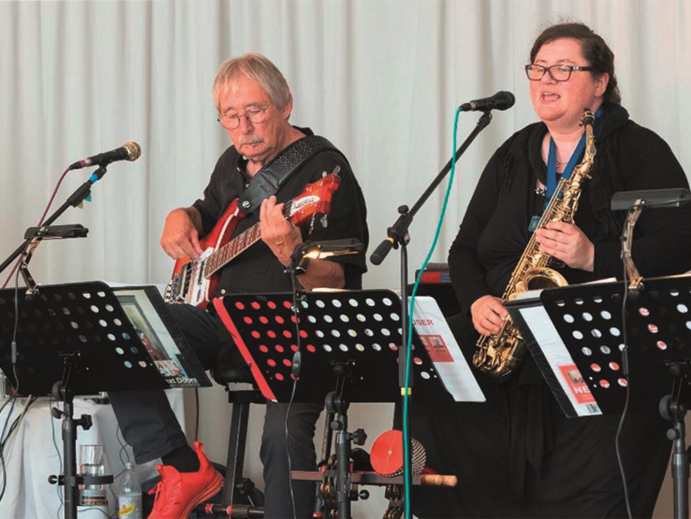 Die Band „LivingNextDoor“ sorgt für Stimmung.Foto: privat