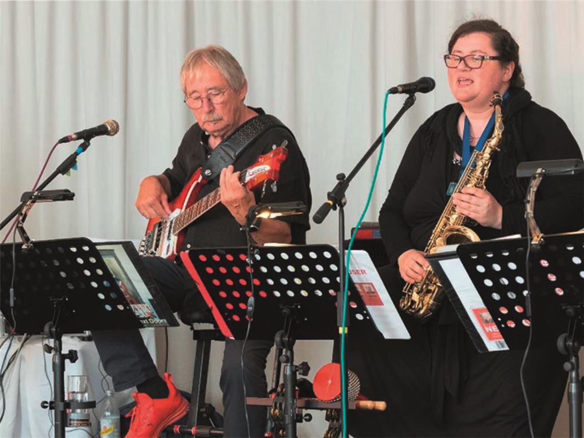 Die Band „LivingNextDoor“ sorgt für Stimmung.Foto: privat