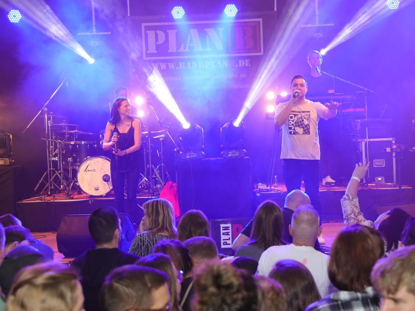 Partyalarm bei der Blaulicht-Nacht 2025 Die Band Plan B sorgte für ausgelassene Stimmung in der Bofrost-Halle.Fotos: privat