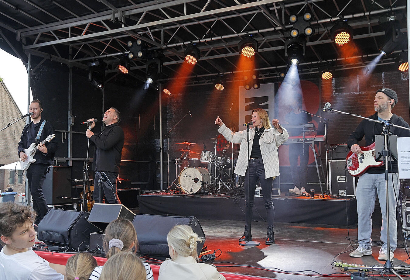 Die Band Plan B spielte am Samstagabend live auf dem Webermarkt. NN-Foto: Theo Leie