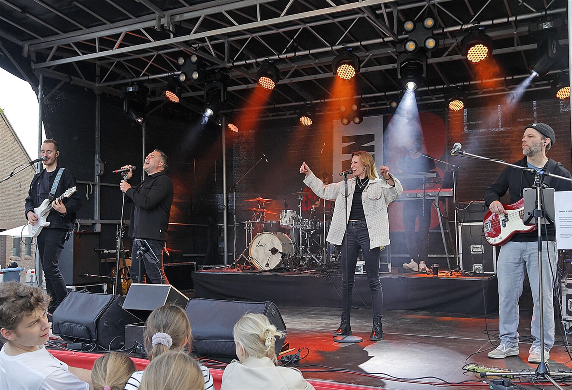 Die Band Plan B spielte am Samstagabend live auf dem Webermarkt. NN-Foto: Theo Leie