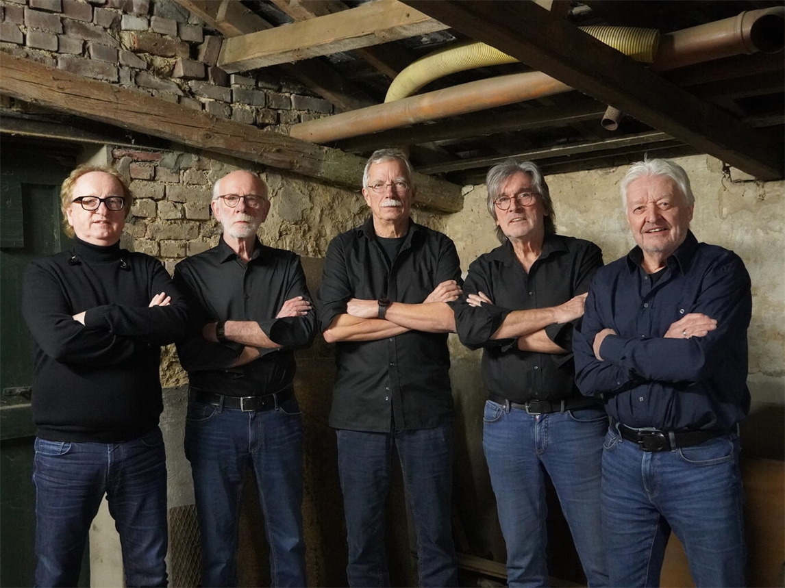 "Band Universum lächelt vor Konzert am 24. Oktober in Geldern, Gruppenfoto"