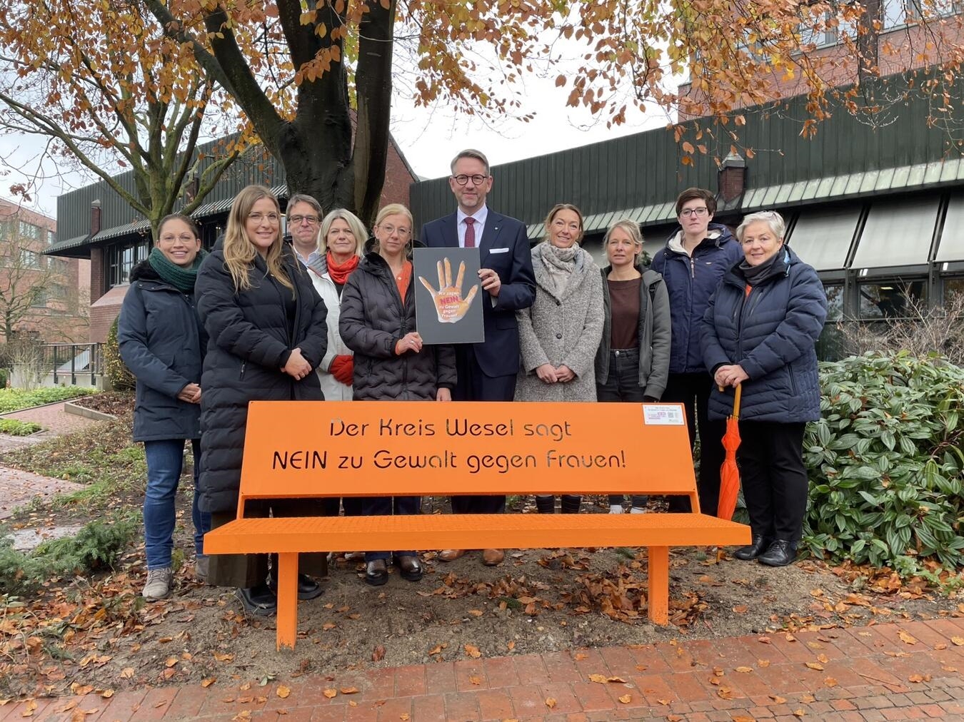Die Bank zeigt nicht nur die Haltung, sondern bietet auch direkten Zugang zu den Hilfsangeboten im Kreis Wesel. Foto: privat