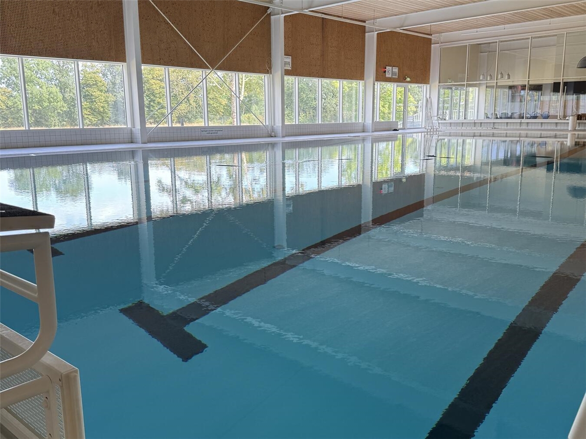 Die Bau- und Erneuerungsarbeiten im und am Stadtbad in Rees gehen voran, das Becken ist bereits wieder gefüllt. Foto: Stadt Rees