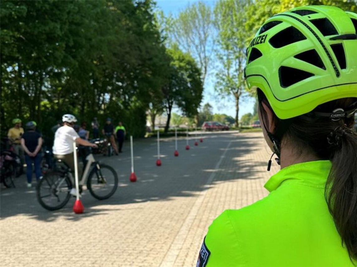 "Pedelec- und E-Bike-Training in Emmerich: Verkehrspolizei gibt Sicherheitstipps"