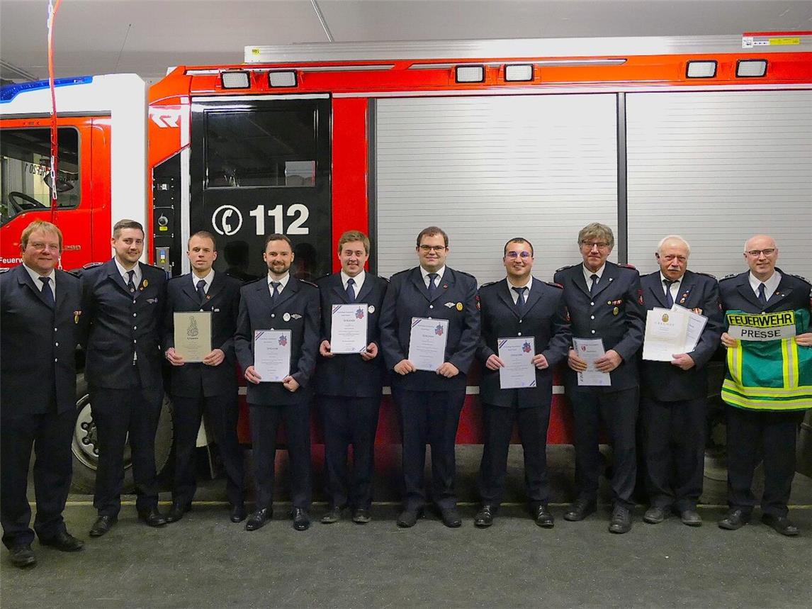 Die beförderten und geehrten Feuerwehrleuten in Haldern. Foto: Stadt Rees