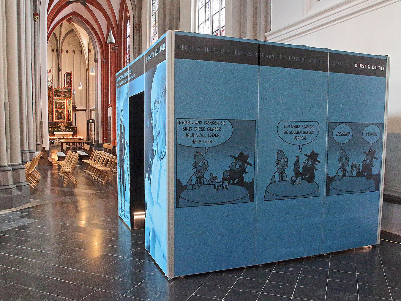 „1700 Jahre jüdisches Leben in Deutschland“: Ausstellung in Xanten als Mahnung vor wachsendem Antise Die begehbaren Kuben im St. Viktor Dom bieten multimedial viele Informationen zur jüdischen Geschichte und jüdischem Leben. NN-Fotos: Theo Leie