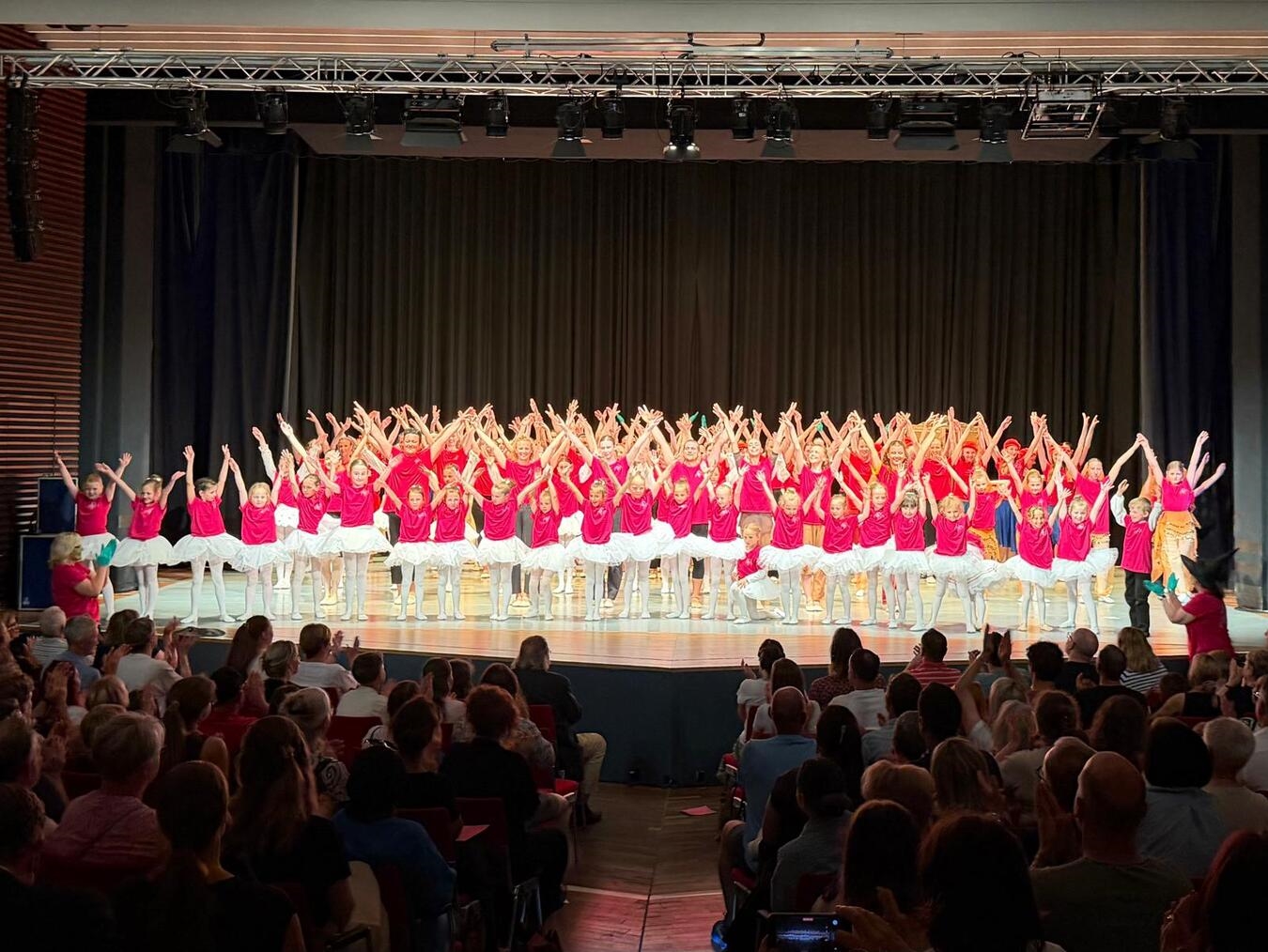 "Zwei kreative Ballettaufführungen, die das Publikum mit Vielfalt und Emotionen fesselten, Ballettschule Kranenburg"