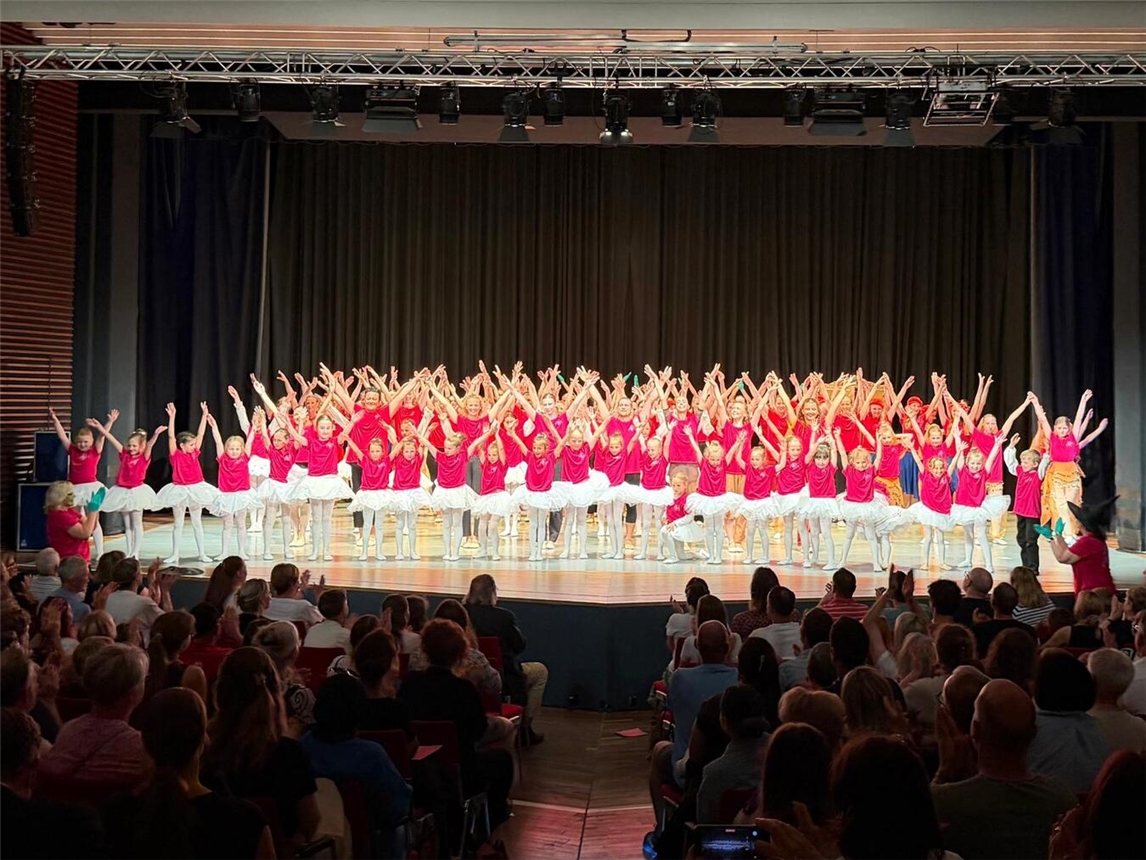 "Zwei kreative Ballettaufführungen, die das Publikum mit Vielfalt und Emotionen fesselten, Ballettschule Kranenburg"