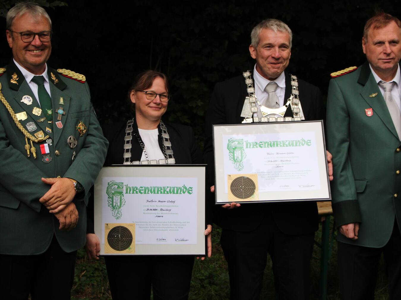 Die beiden Bezirkskönige Kathrin Stoppa-Viehoff und Heinz-Hermann Görtz (beide mit Urkunde),flankiert vom stellvertretenden Bezirksbundesmeister Ludger Koppers und von Vorstandsmitglied Günter Reit. Foto: privat