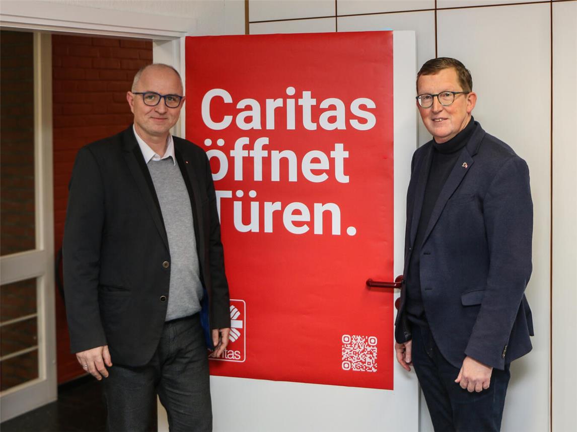 Die beiden Caritasvorstände Stephan von Salm-Hoogstraeten und Karl Döring (v.l.) stellen die neue Jahreskampagne des Deutschen Caritasverbandes vor.Foto: Caritasverband Geldern-Kevelaer
