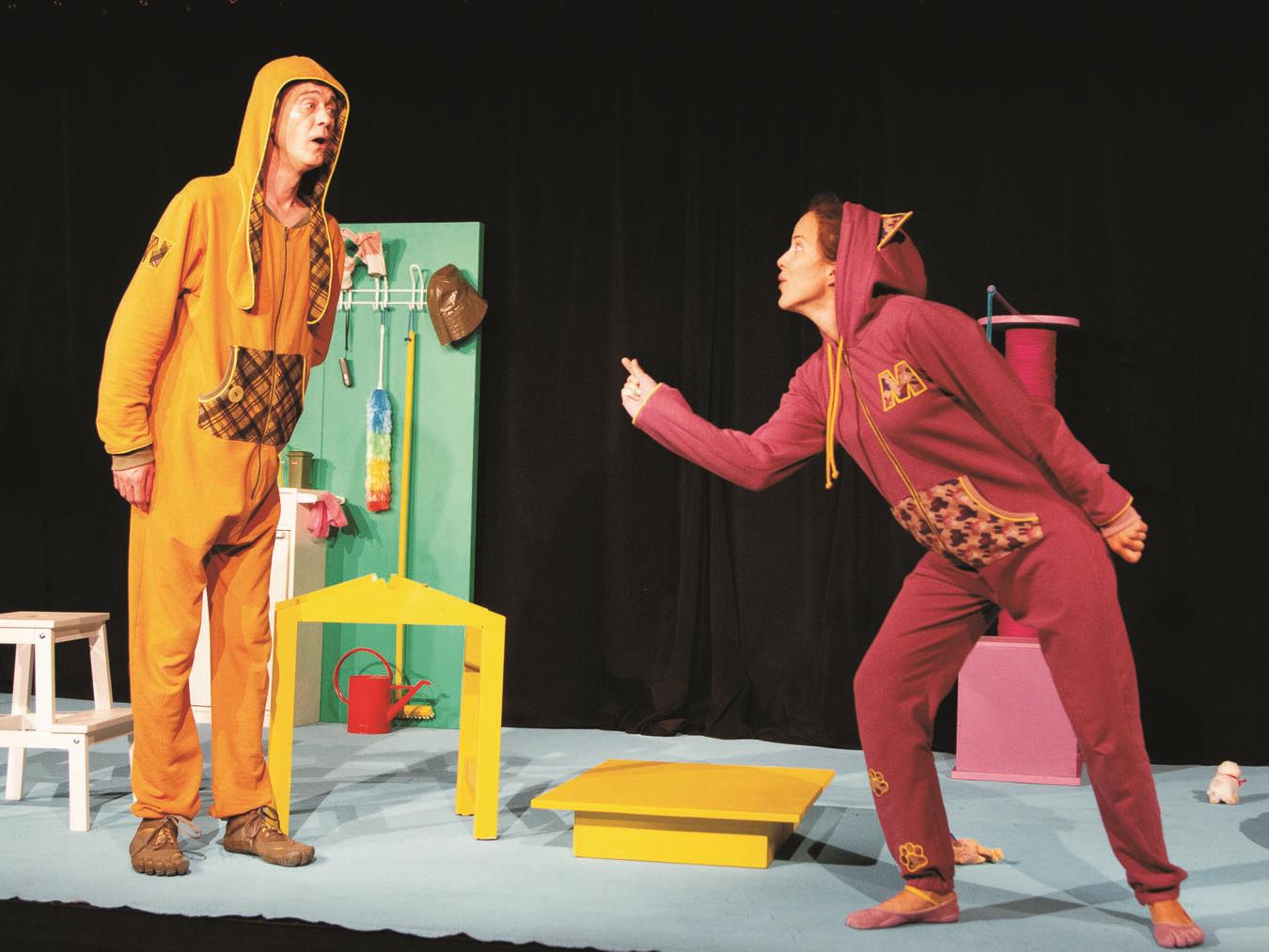 Die beiden charmanten Hauptfiguren, Maunz und Wuff, nehmen die jungen Zuschauer mit auf eine turbulente Reise voller Überraschungen. Foto: Trotz-Alledem-Theater