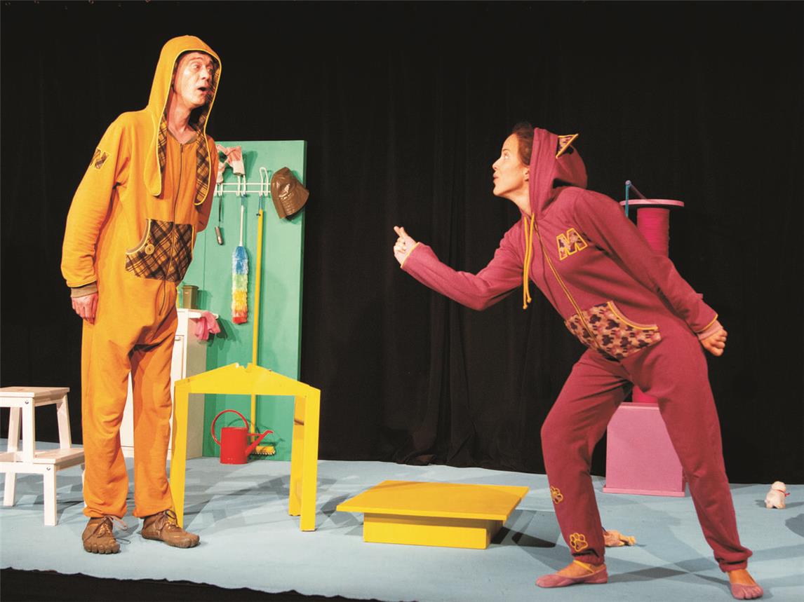 Die beiden charmanten Hauptfiguren, Maunz und Wuff, nehmen die jungen Zuschauer mit auf eine turbulente Reise voller Überraschungen. Foto: Trotz-Alledem-Theater