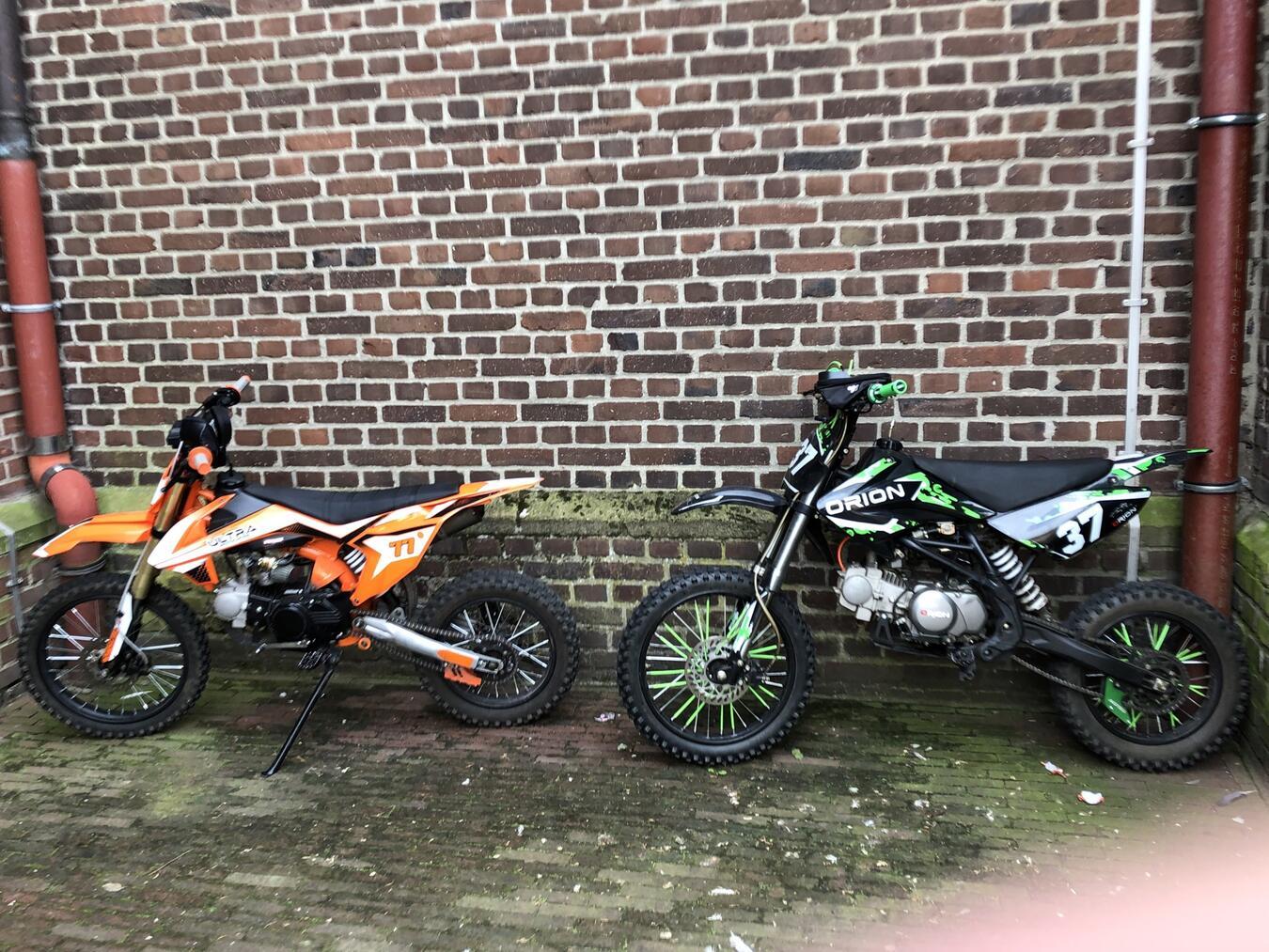 Die beiden Enduro-Motorräder konnten später von der Polizei sichergestellt werden. Fotos: Willi Teloo