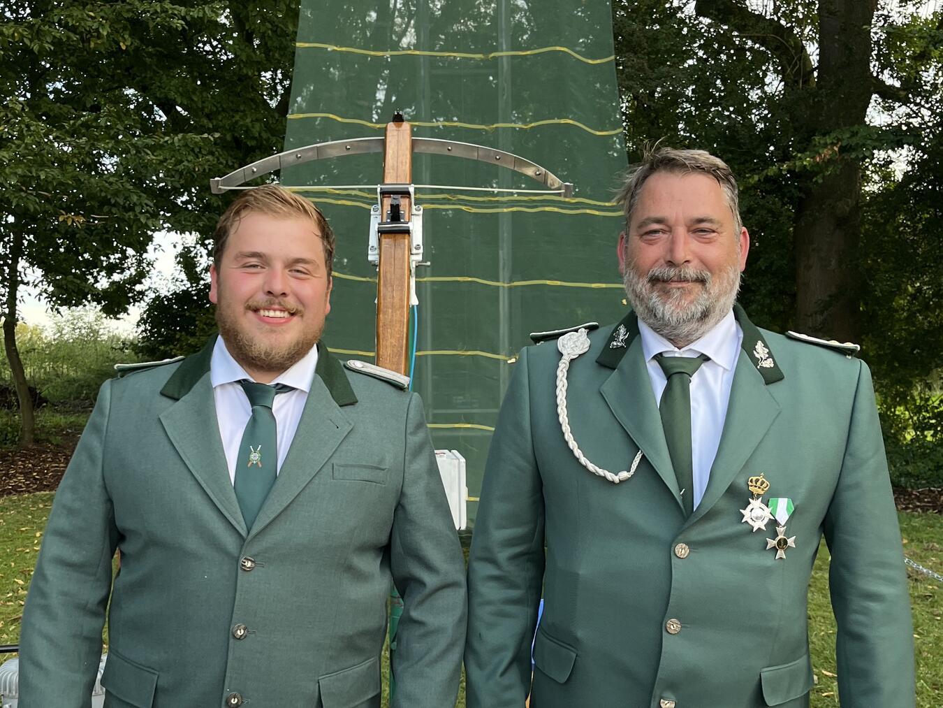 Robert van Ackeren ist König Die beiden Königsaspiranten Robert van Ackeren (l.) und Benjamin Bruns-Krupp (r.) kurz vor dem Königsschießen. Foto: privat