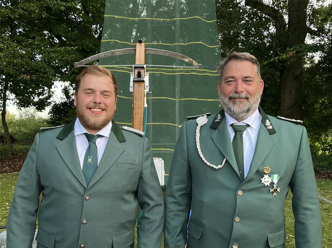 Die beiden Königsaspiranten Robert van Ackeren (l.) und Benjamin Bruns-Krupp (r.) kurz vor dem Königsschießen. Foto: privat