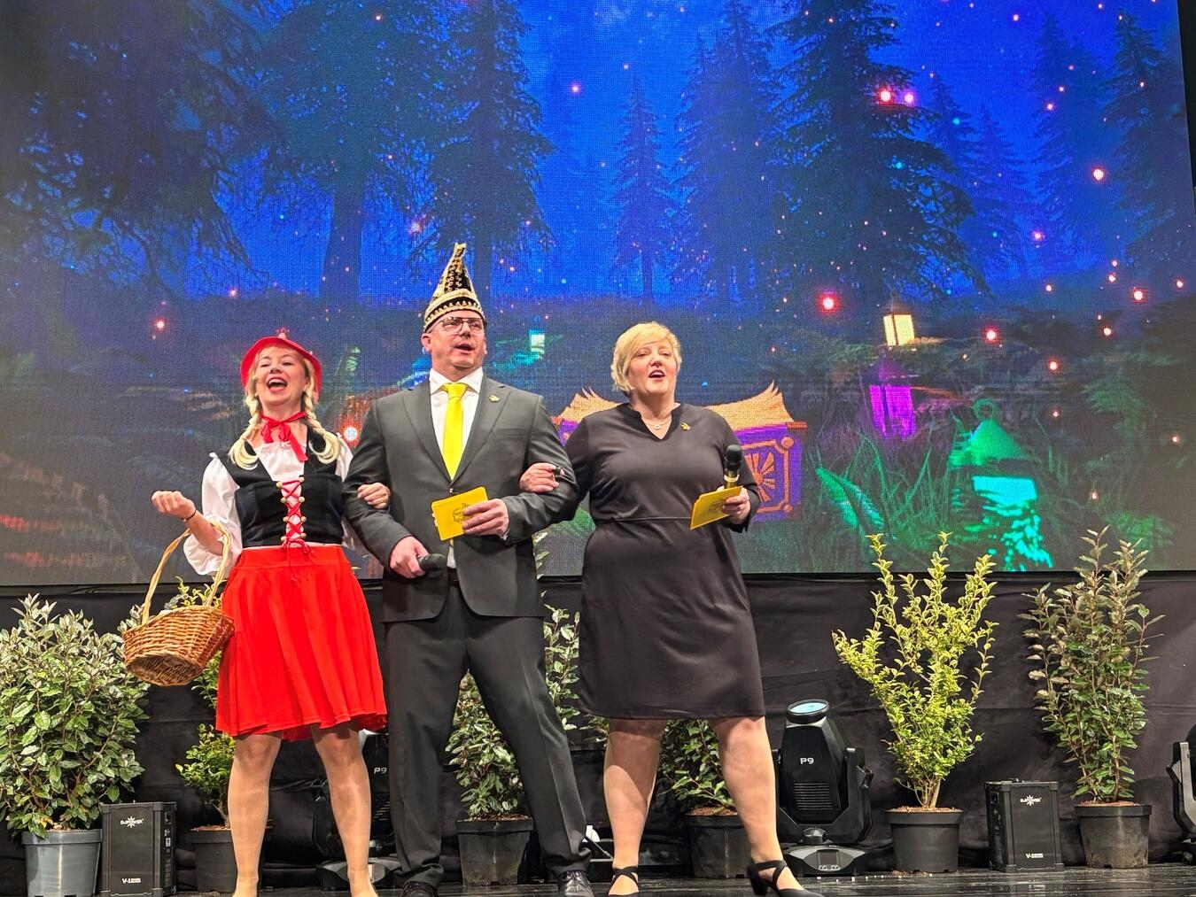 Die beiden Moderatoren – Tobias Henkel und Julia Lamers (r.), 1. Vorsitzender und 2. Vorsitzende des AKV – bereiteten die Anwesenden auf die zauberhafte Märchenreise vor. Da ließ sich auch Rotkäppchen gerne vom Karneval überzeugen.