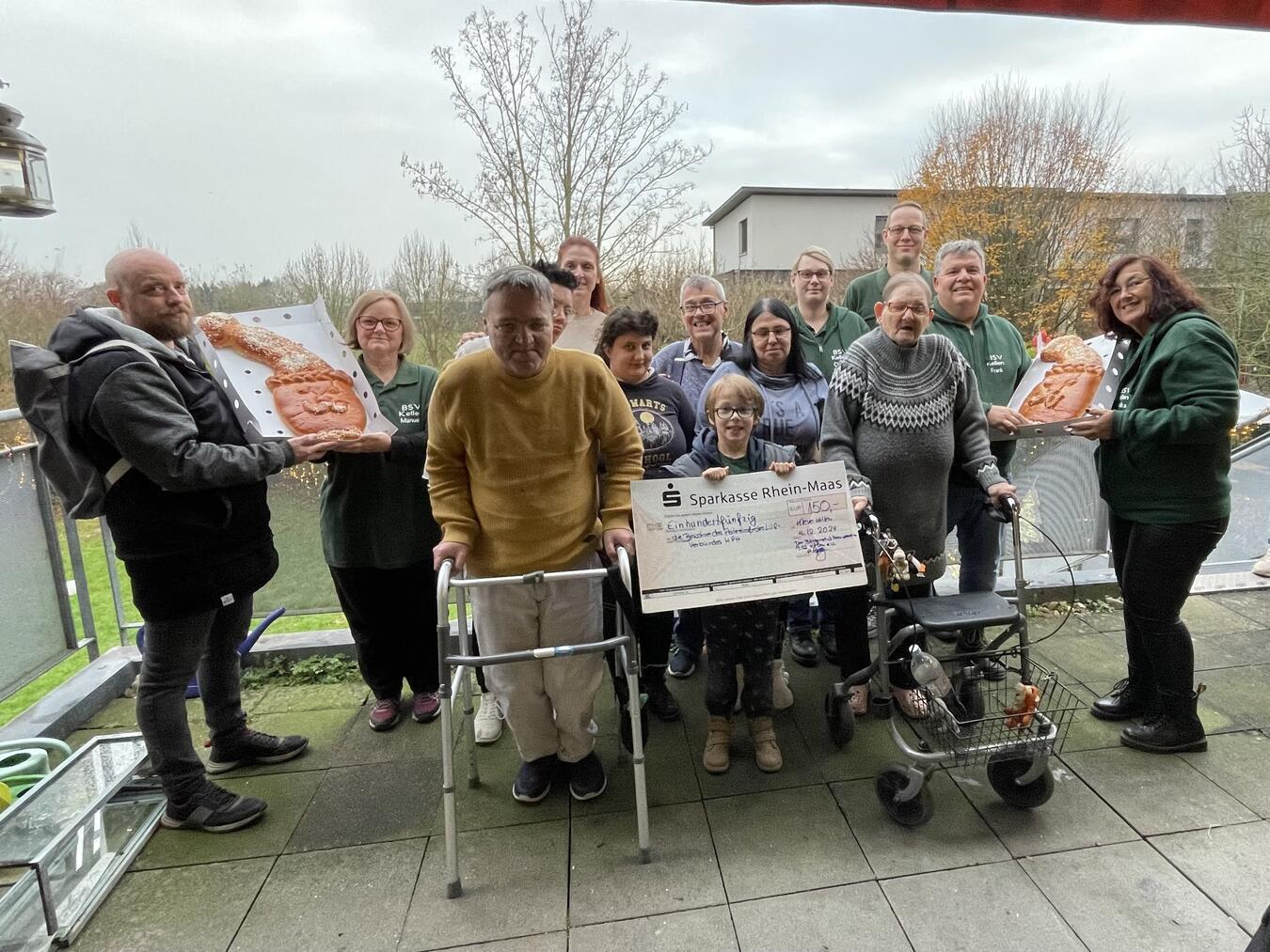 Eine Freundschaft entsteht Die beiden Nikolausköpfe wurden bei Kaffee und Kakao sofort ratzeputz verzehrt, es wurde gelacht und sich rege ausgetausch. Foto: BSV Kellen