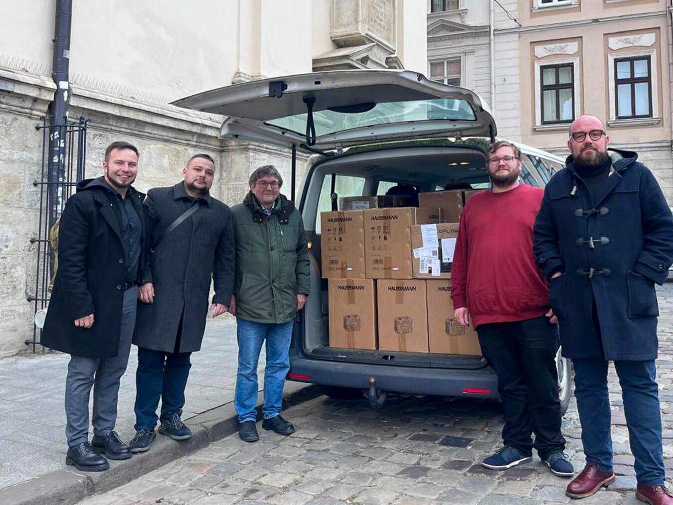 Die beiden Priester Roman (l.) und Oleg (2. v.l.) aus Lviw freuen sich über die Hilfsgüter aus Deutschland, die Max Weiß (r.) und Max Eickmann (2. v.r.), begleitet von Karl Eickmann, in die Ukraine gebracht haben. Foto: privat