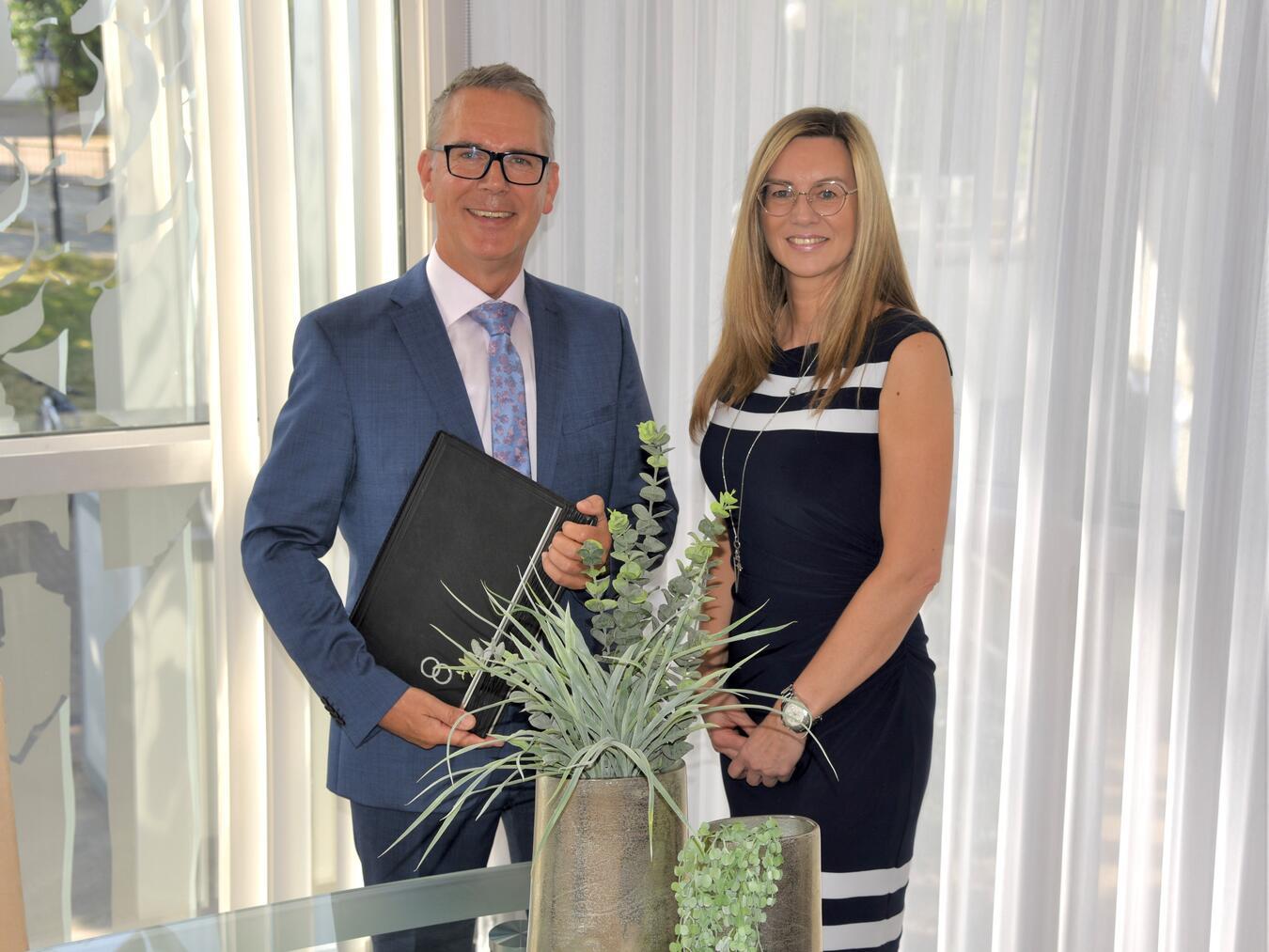 Die beiden Standesbeamten Sabine Sander und Frank Meyer freuen sich dazu beitragen zu können, dass die standesamtliche Trauung für Brautpaare zum wirklich schönsten Tag im Leben wird. Foto: Stadt Rheinberg