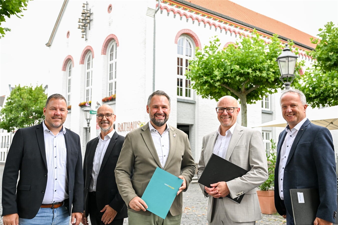 "Gruppenfoto vor Xantens Rathaus: Westenergie-Vertreter und Stadtbeamte besiegeln neue Stromnetzgesellschaft."