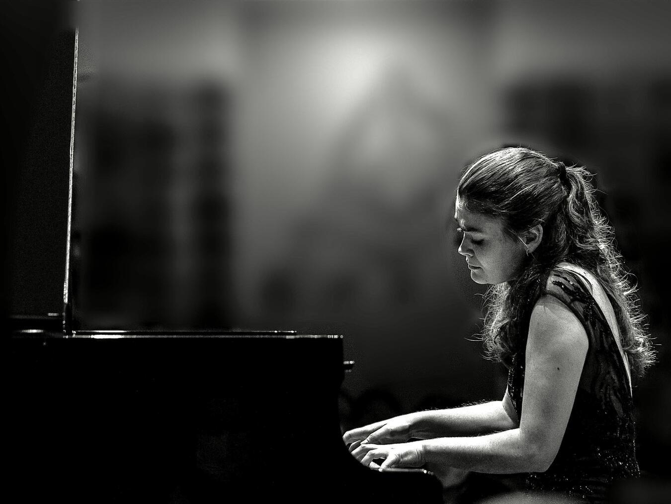 Die belgische Pianistin Victoria Nava spielt nach Brüssel und Düsseldorf nun in Emmerich. Foto: Maria Diez