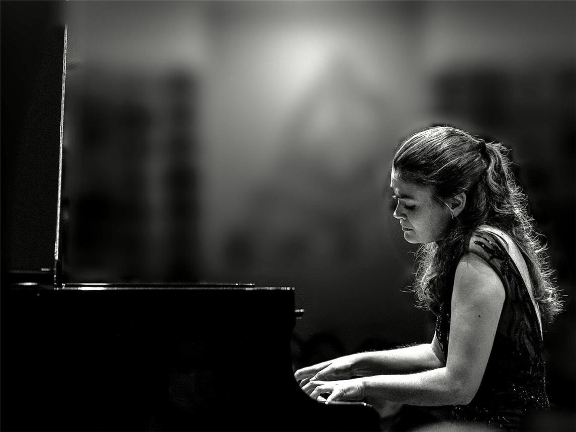 Die belgische Pianistin Victoria Nava spielt nach Brüssel und Düsseldorf nun in Emmerich. Foto: Maria Diez