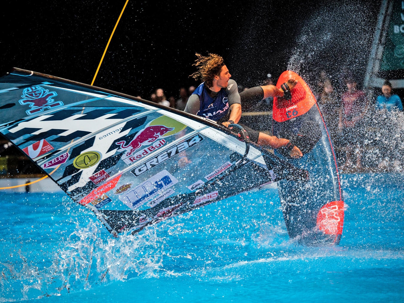 Die beliebten Wassersportarten Tauchen, Surfen, Kitesurfen, Stand Up Paddling, Skimboarden oder Kanu fahren gibt es auf der boot in allen Facetten und mit dem entsprechenden Equipment. Foto: boot Düsseldorf/ Daniel Pankoke