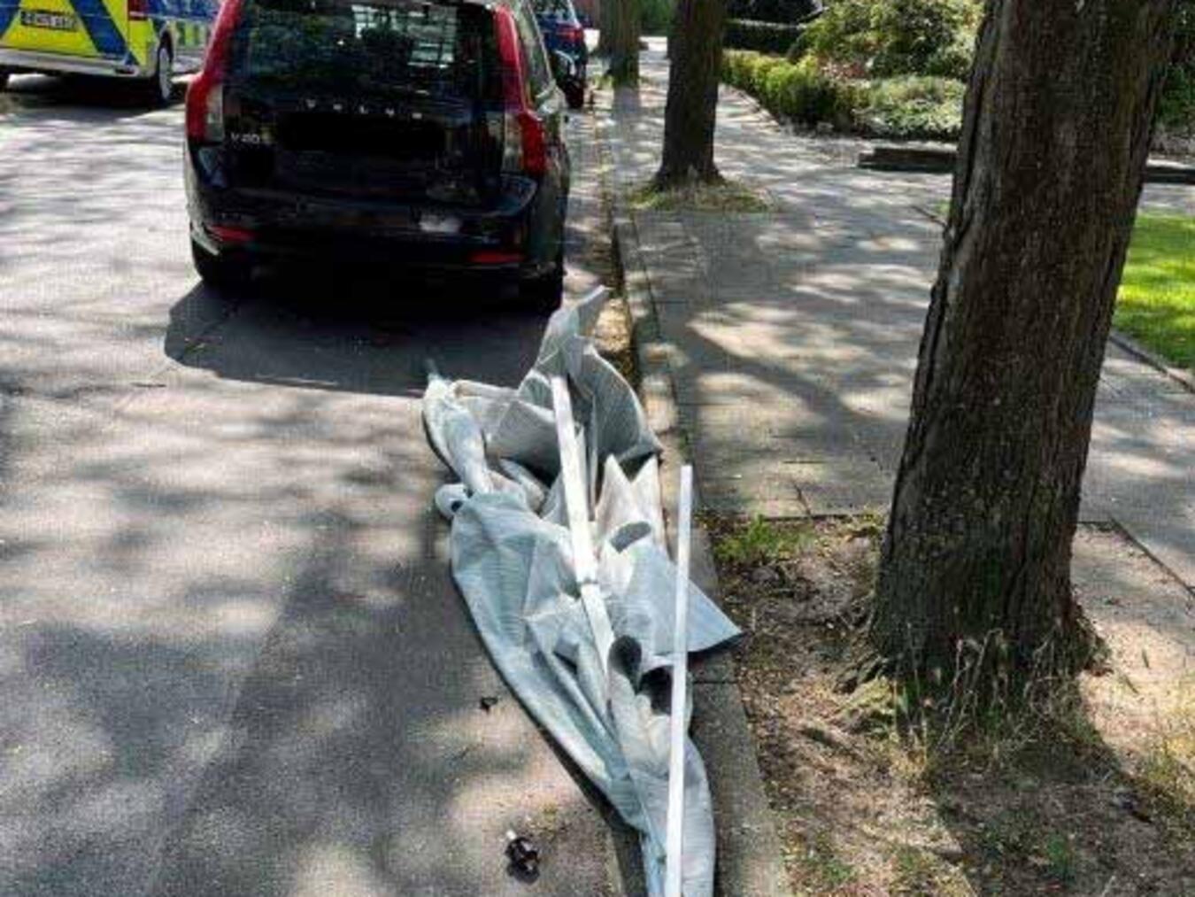 Die beschädigte Markise am Unfallort. Foto: Polizei