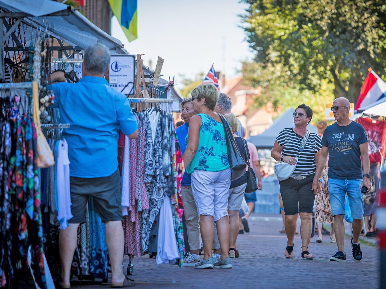 Sommermarkt mit besonderem Flair in Arcen Die Besucher des Marktes können an den zahlreichen Ständen stöbern und regionale Spezialitäten erwerben. Fotos: Joyfotografie