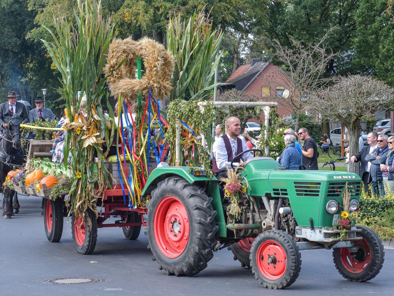 Die Besucher dürfen sich wieder auf einen prächtigen Ernteumzug durch das Dorf freuen. NN-Foto: Archiv/Gerhard Seybert