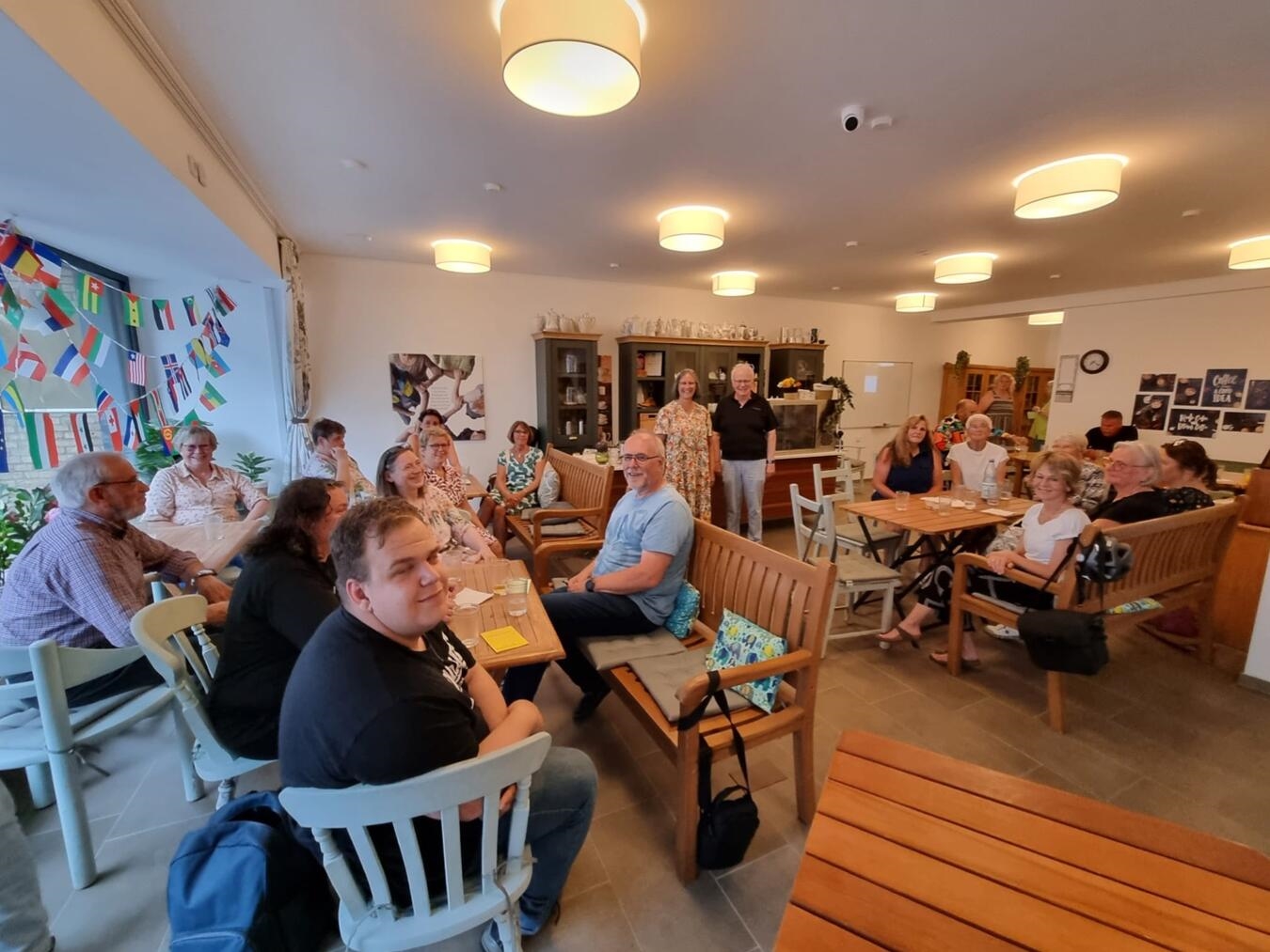 "Besucher informieren sich über die Arbeit des Café Konkret bei einer Veranstaltung"