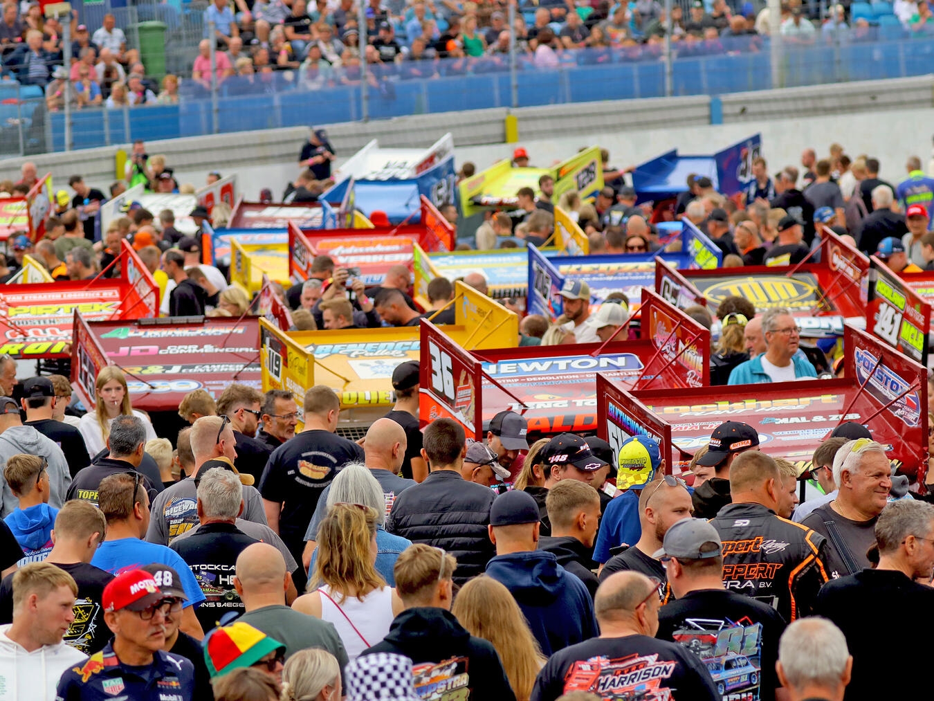 "Besucher im Fahrerlager erleben Rennfahrer und Fahrzeuge aus nächster Nähe, Motorsport-Event. Foto: Arno van Heijster"