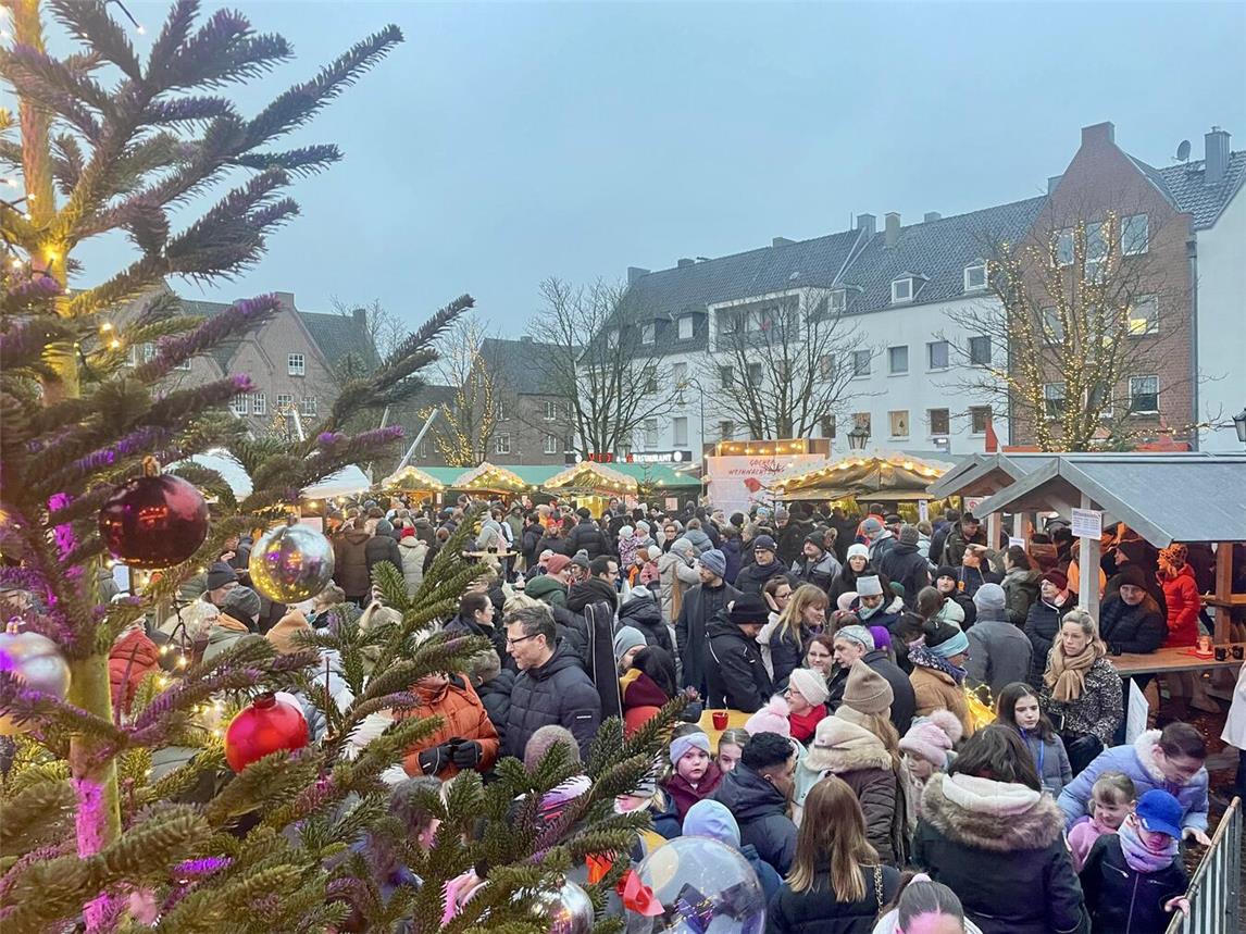 Die Besucher strömten auf den Marktplatz und im Rahmen des Weihnachtsmarktes das Musikprogramm zu erleben. Fotos: privat