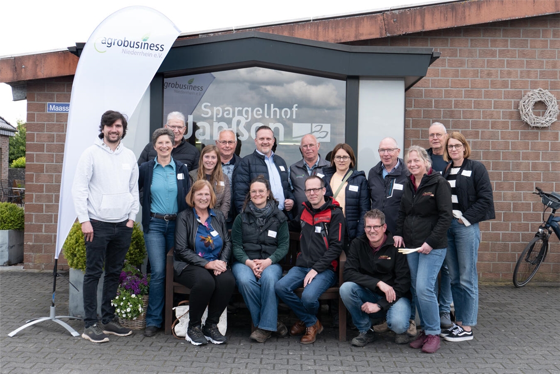 Besuchergruppe des Netzwerks Agrobusiness Niederrhein vor dem Hofladen Janßen in Walbeck.