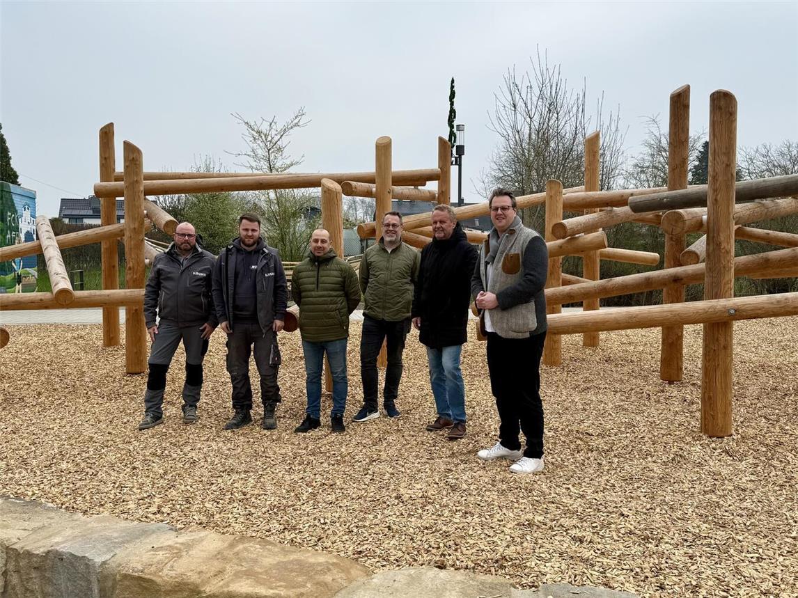 Die Beteiligten am Projekt „neuer Spielplatz am Marienstift“ vor dem großen, neuen Klettergerüst. NN-Foto: SP