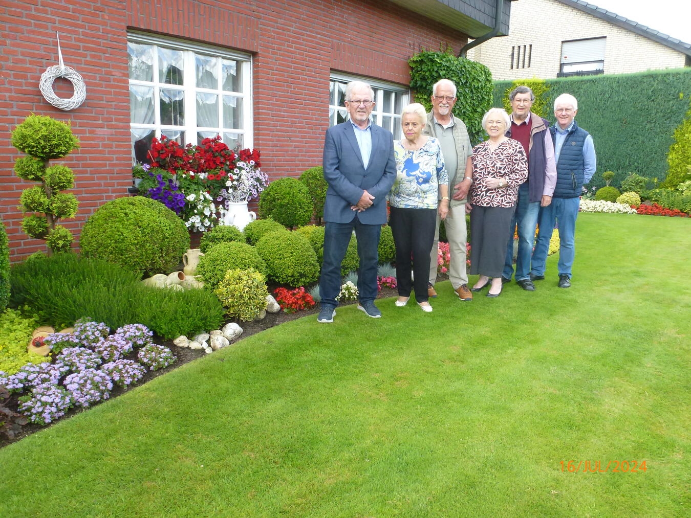 Die Bewertungskommission bei der Besichtigung eines Teilnehmergartens 2025. Foto: privat