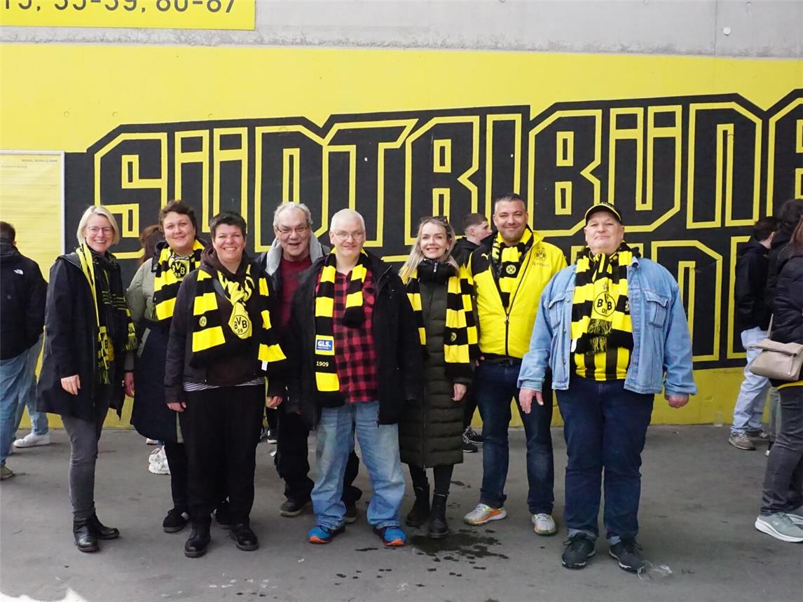 Die Bewohner einer LVR Außenwohngruppe aus Goch bekamen die Möglichkeit, die außergewöhnliche Stimmung im größten Stadion der Bundesliga zu erleben. Foto: Fanclub/Katja Tomek