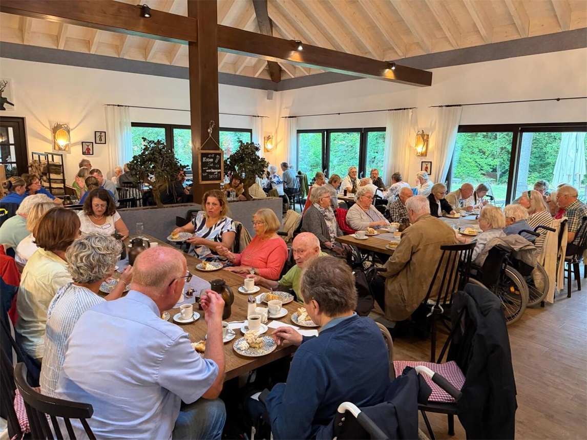 "Bewohner und Mitarbeiter des St. Augustinus-Wohnheims beim Ausflug zur Anholter Schweiz mit Lionsclub Emmerich-Rees"
