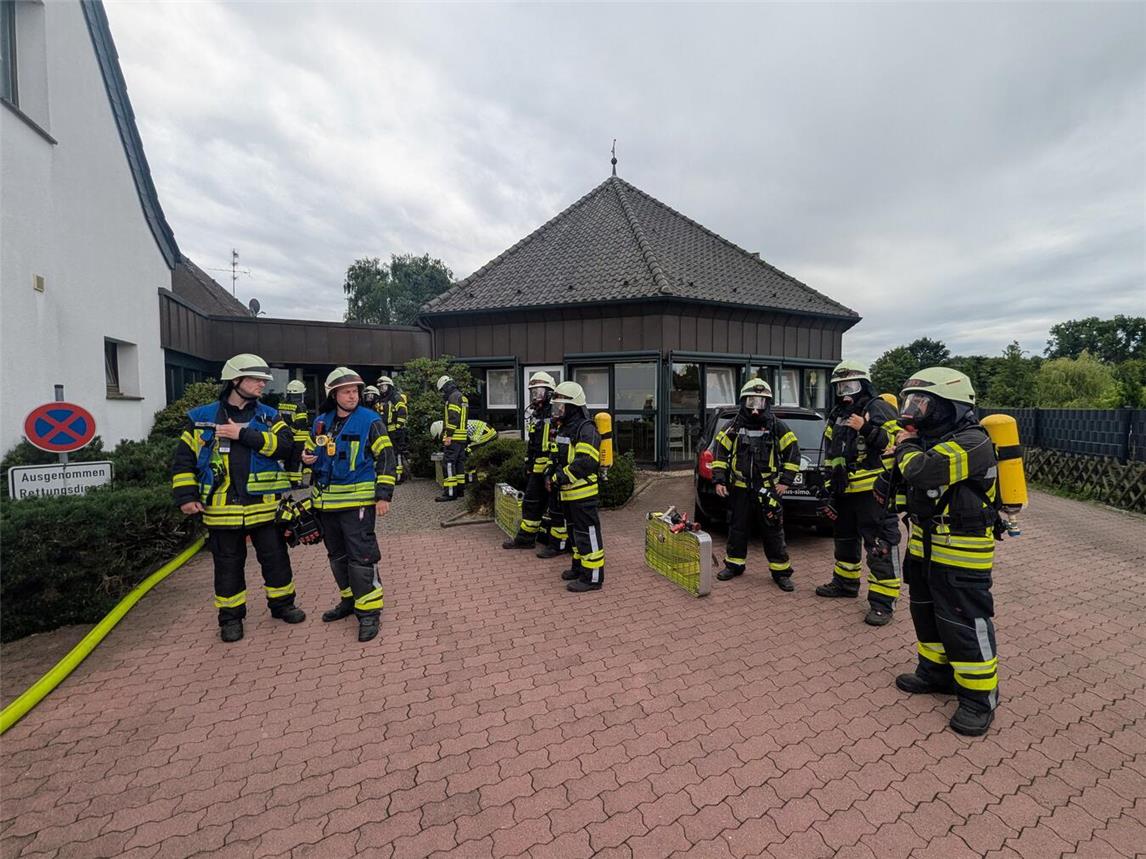 Die Bewohnerb bleiben unverletzt. Foto: FF Bedburg-Hau