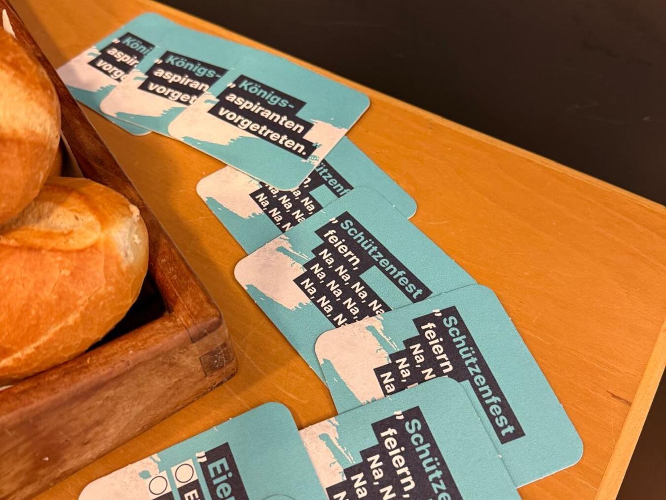 Die Biederdeckel gab es als Geschenk. Foto: CDU